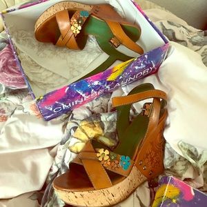 Flower power women’s wedge heels